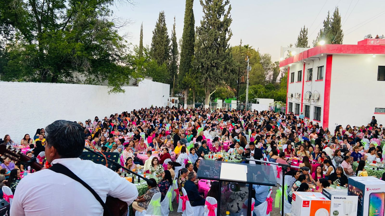 Ocampo se llena de amor y sonrisas: Adriana Valdéz consiente a las mamás en el Festejo del día de las madres.