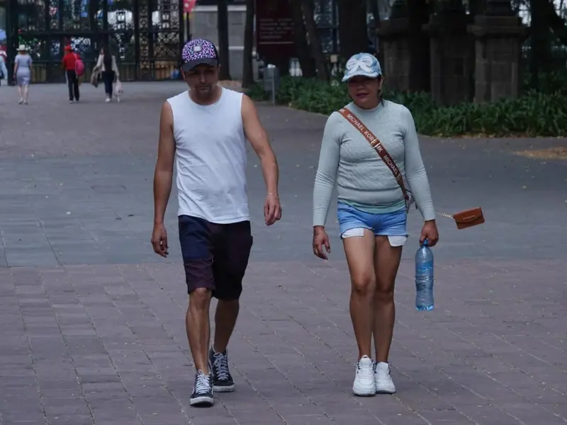 ¿Cuánta agua necesitas beber al día durante esta intensa ola de calor?