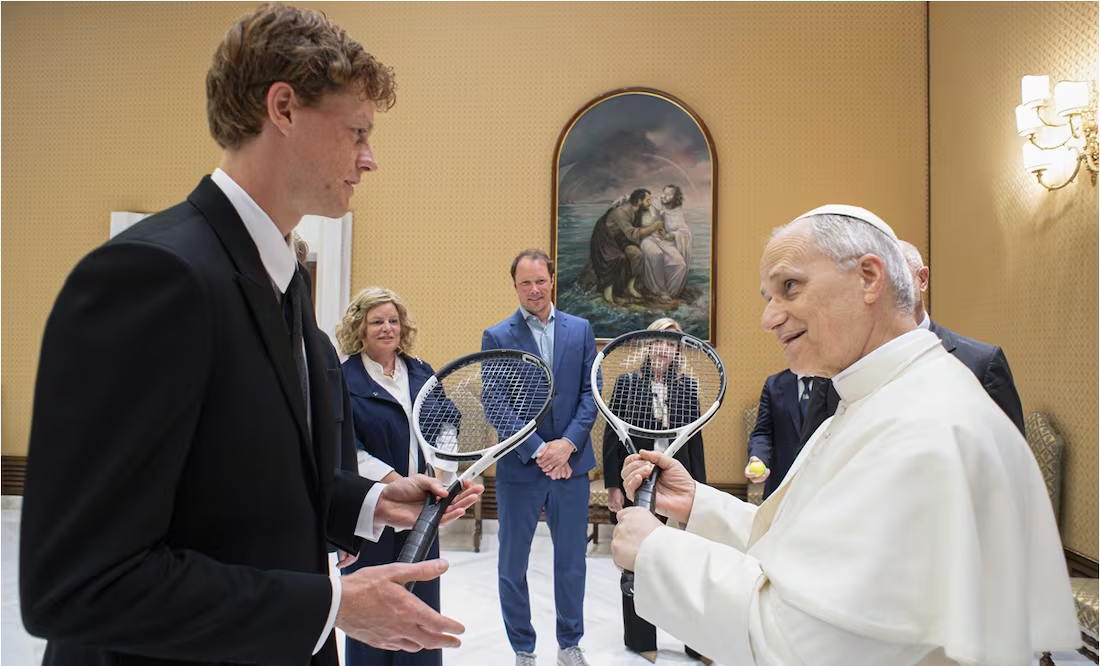 El Papa León XIV recibe en el Vaticano a Jannik Sinner; el número 1 del mundo bromeó con él y lo invitó a jugar