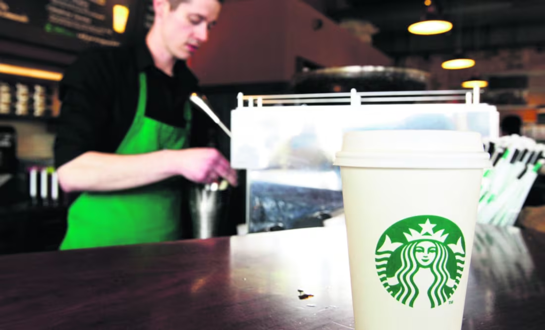 Más de mil baristas de Starbucks inician huelga en EU; protestan contra nuevo código de vestimenta de la empresa