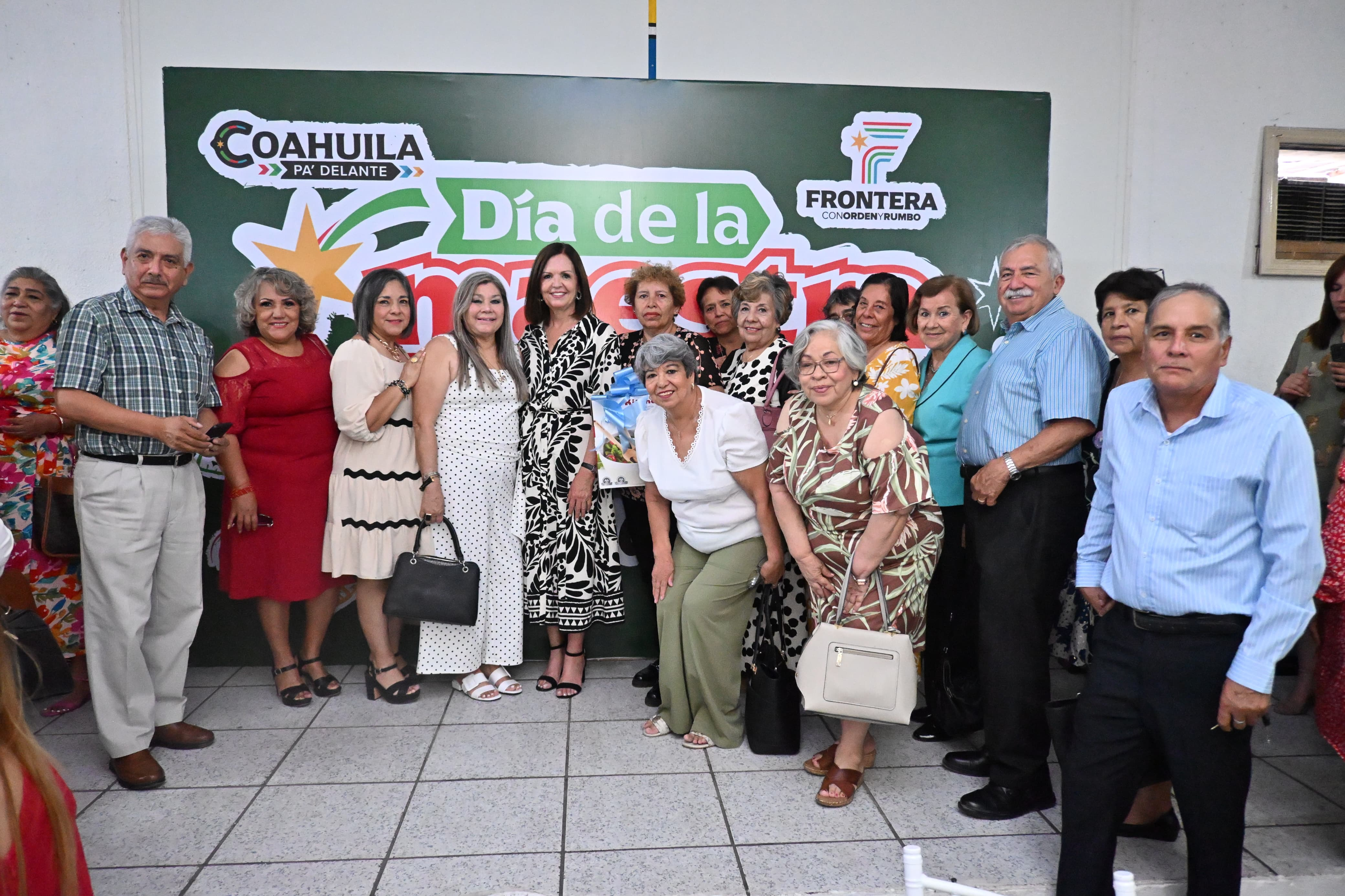 Sari Pérez encabeza festejo a las y los maestros de Frontera