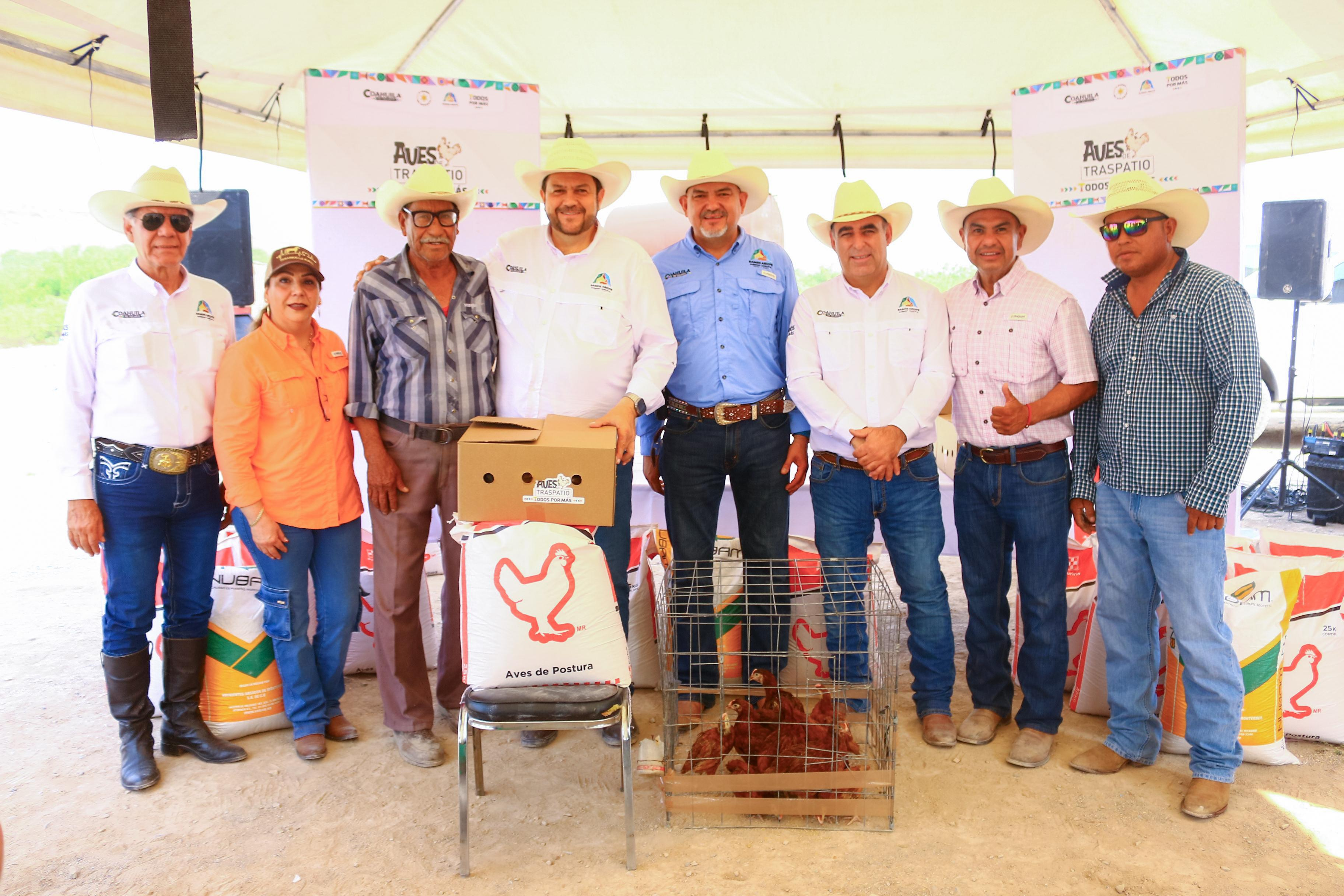 Entrega Tomás Gutiérrez gallinas para autoconsumo y venta de huevo