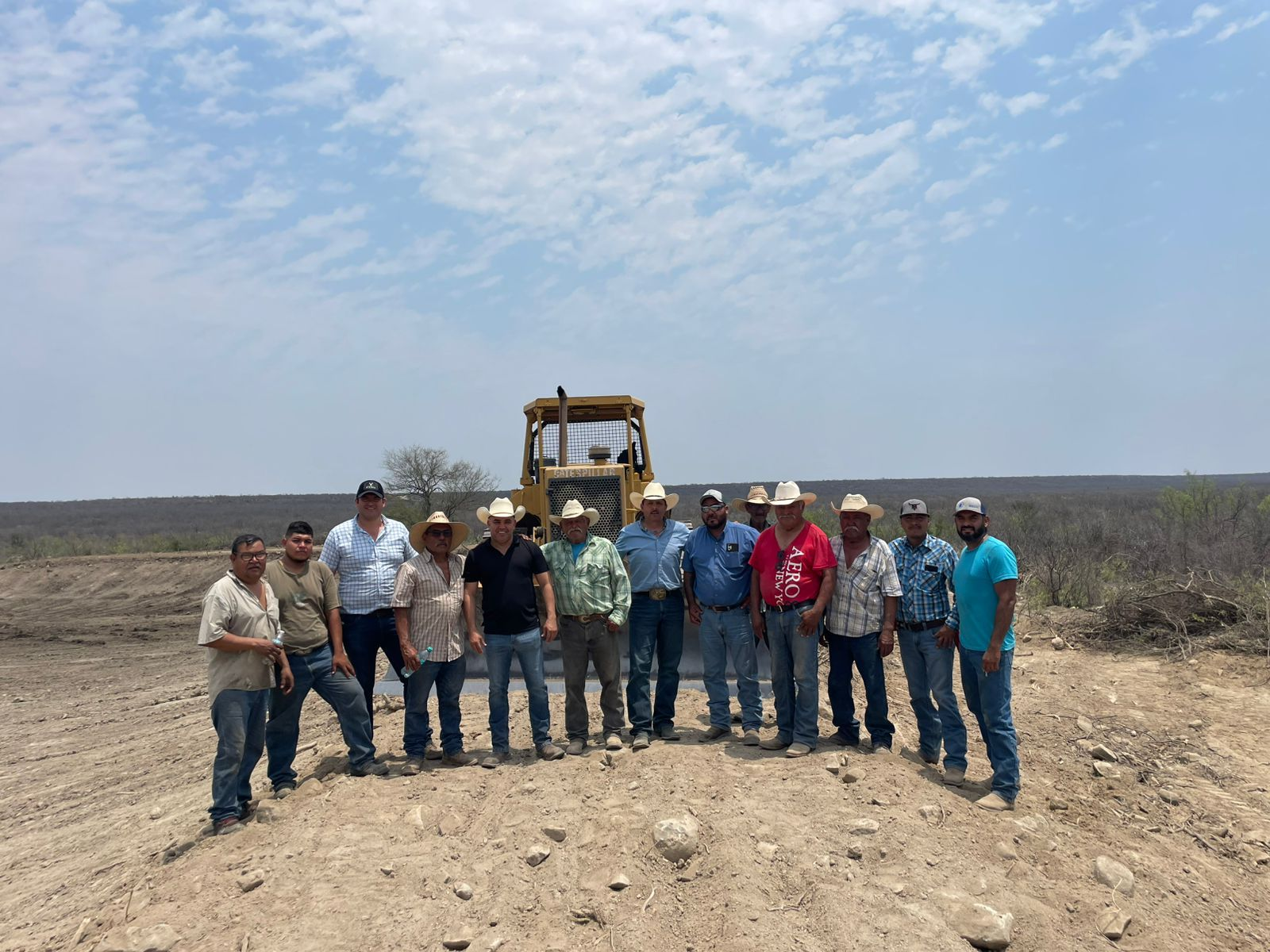 Rehabilitan estanques de agua y caminos rurales en el ejido Agujita