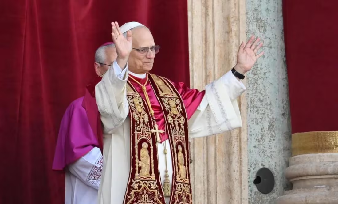 León XIV inicia su papado con un llamado a la unidad y la paz; recibe símbolos del poder pontificio