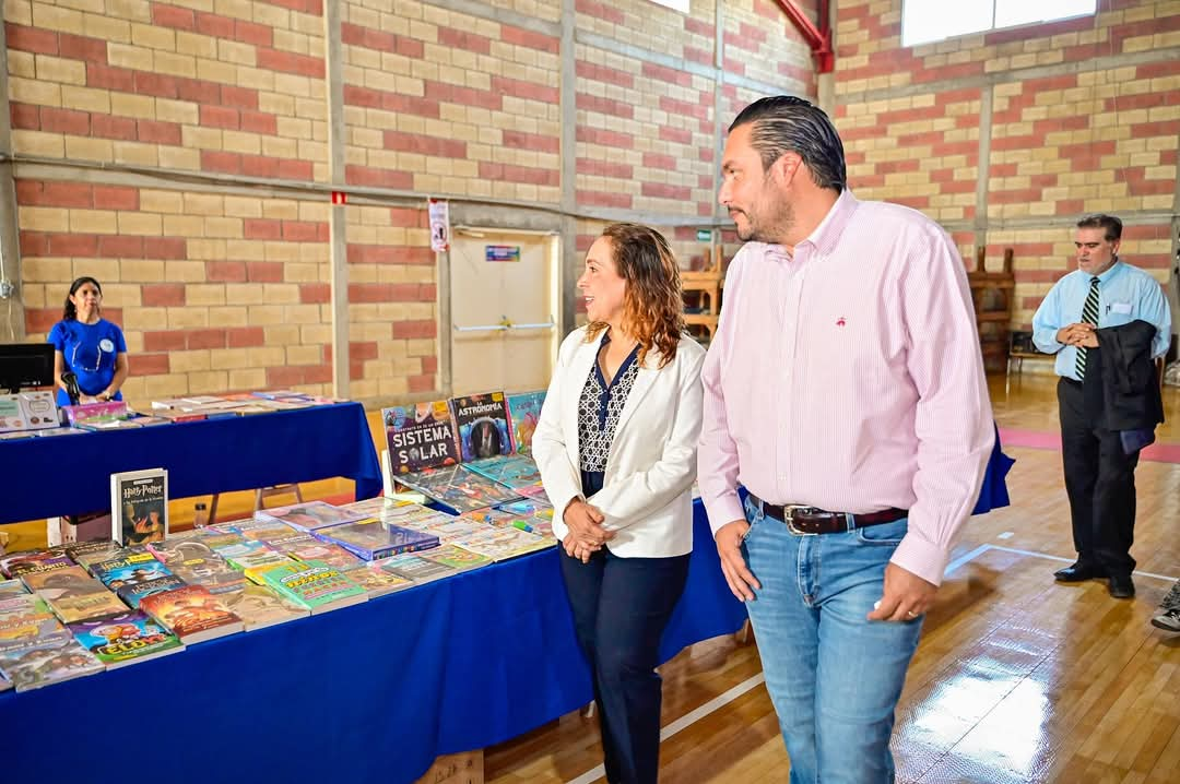 Carlos Villarreal inaugura la Semana del Libro en el Colegio La Salle de Monclova.