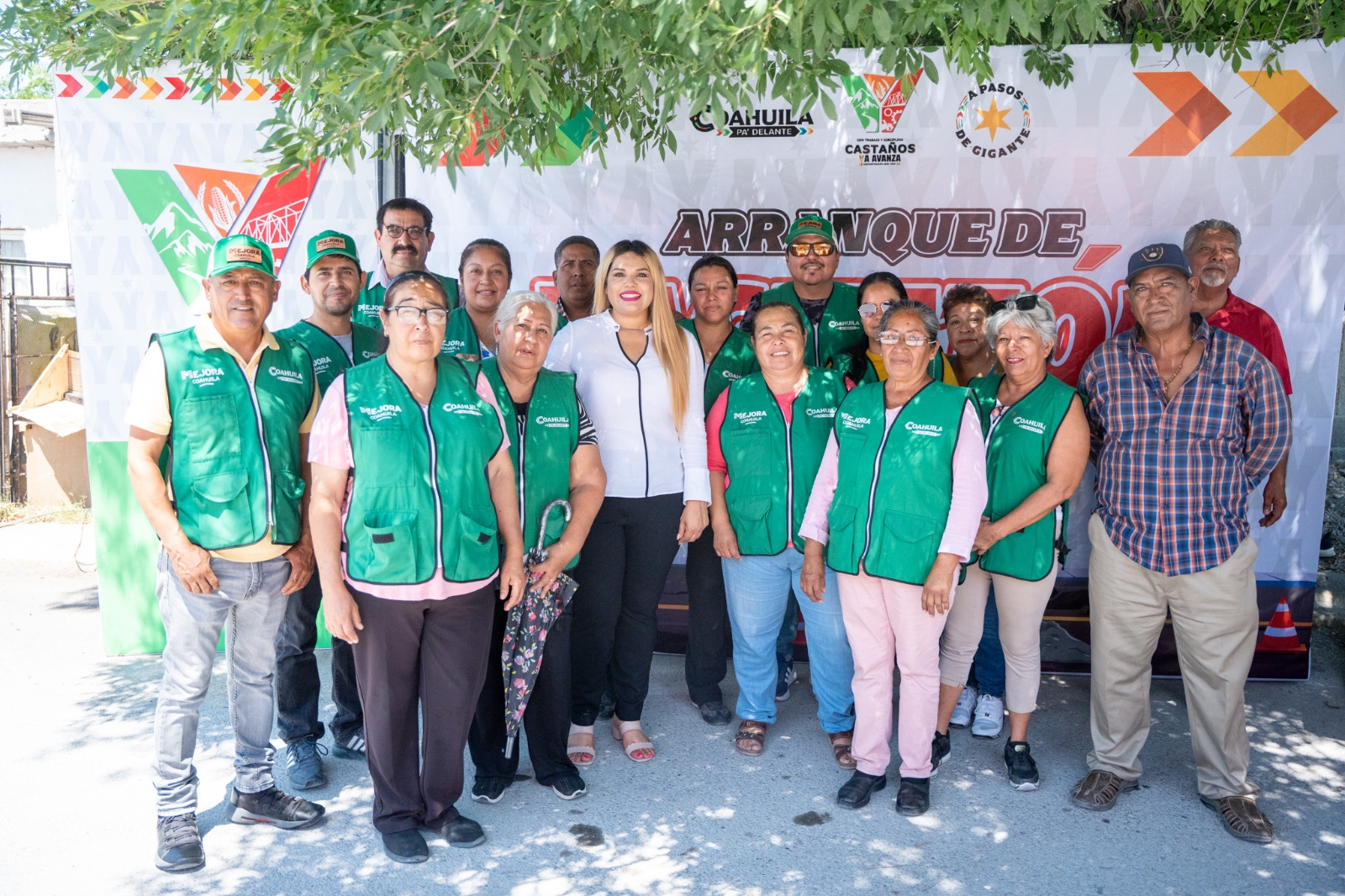 Inicia Yesica programa de bacheo en Castaños