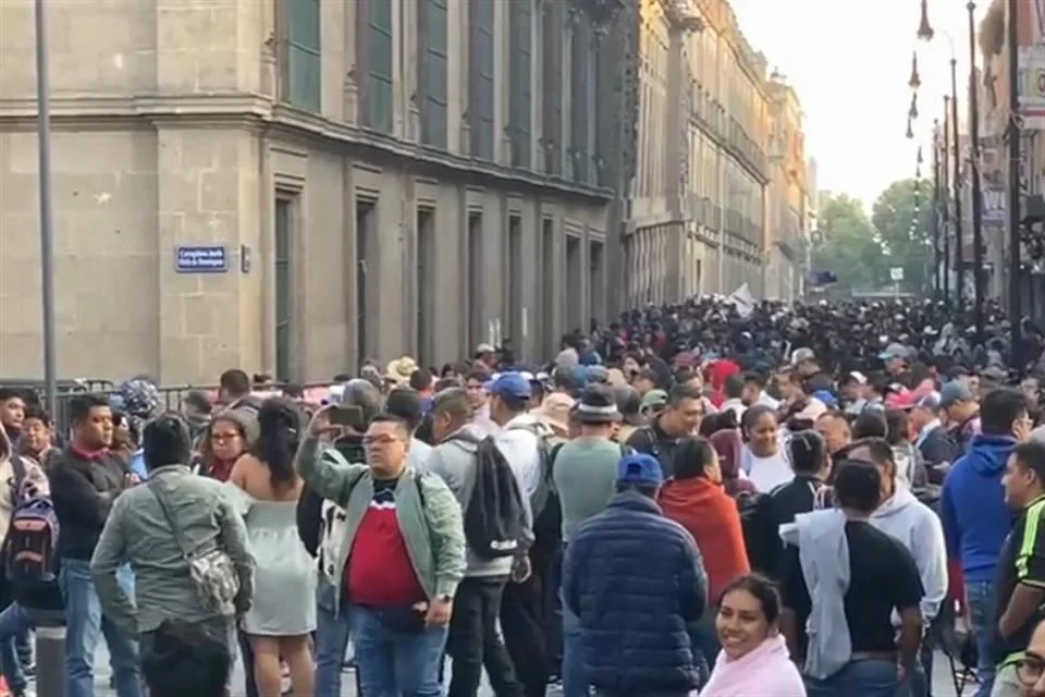 La CNTE bloquea accesos a Palacio Nacional para intentar suspender la mañanera de Sheinbaum