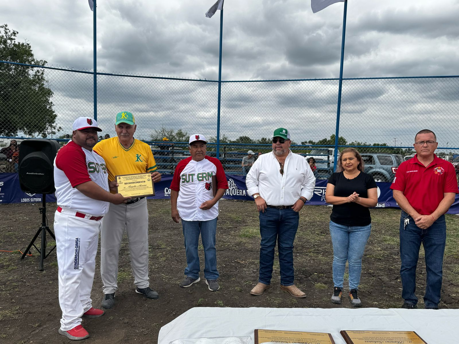 Inicia la temporada de la Liga de Softbol “José Apolonio González Moreno” en Múzquiz, dedicada a Miguel Ángel Fuentes Pérez