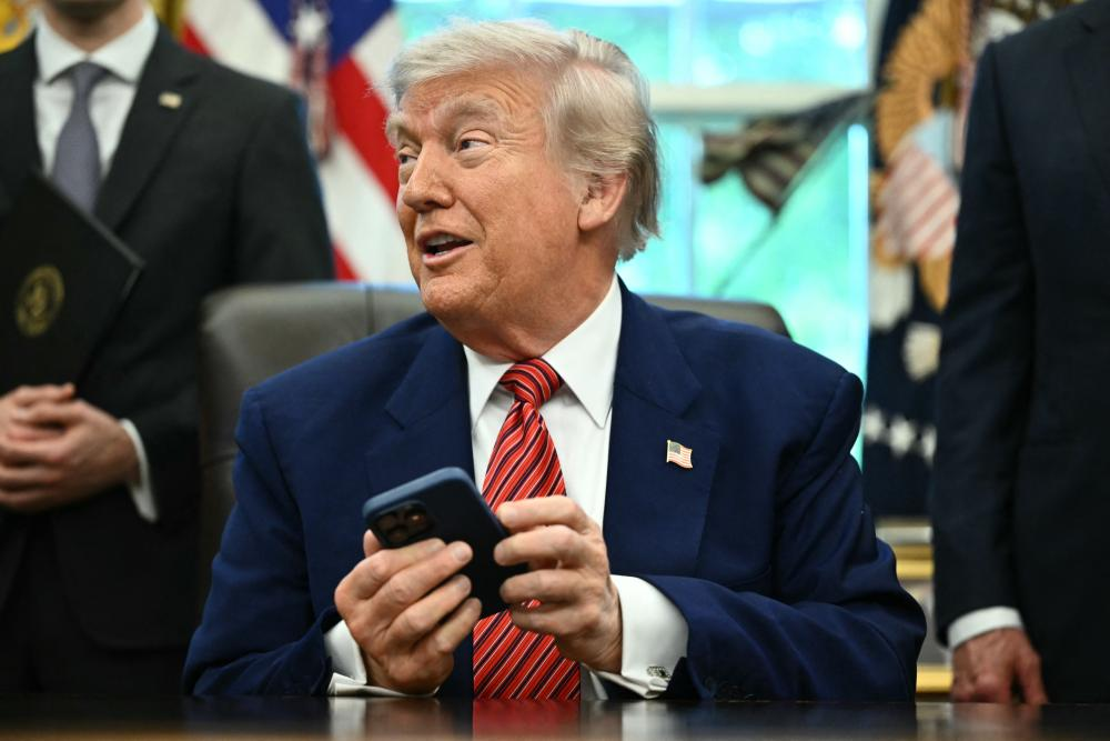 Trump ahora amenaza con aplicar sus aranceles a Apple también a Samsung y otros fabricantes