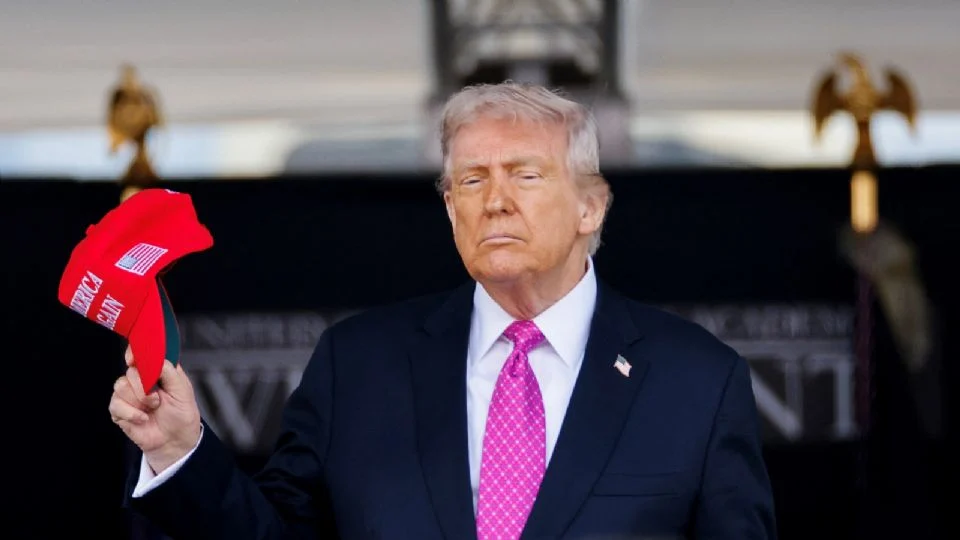 Trump vuelve a arremeter contra Harvard por no compartir datos de estudiantes extranjeros