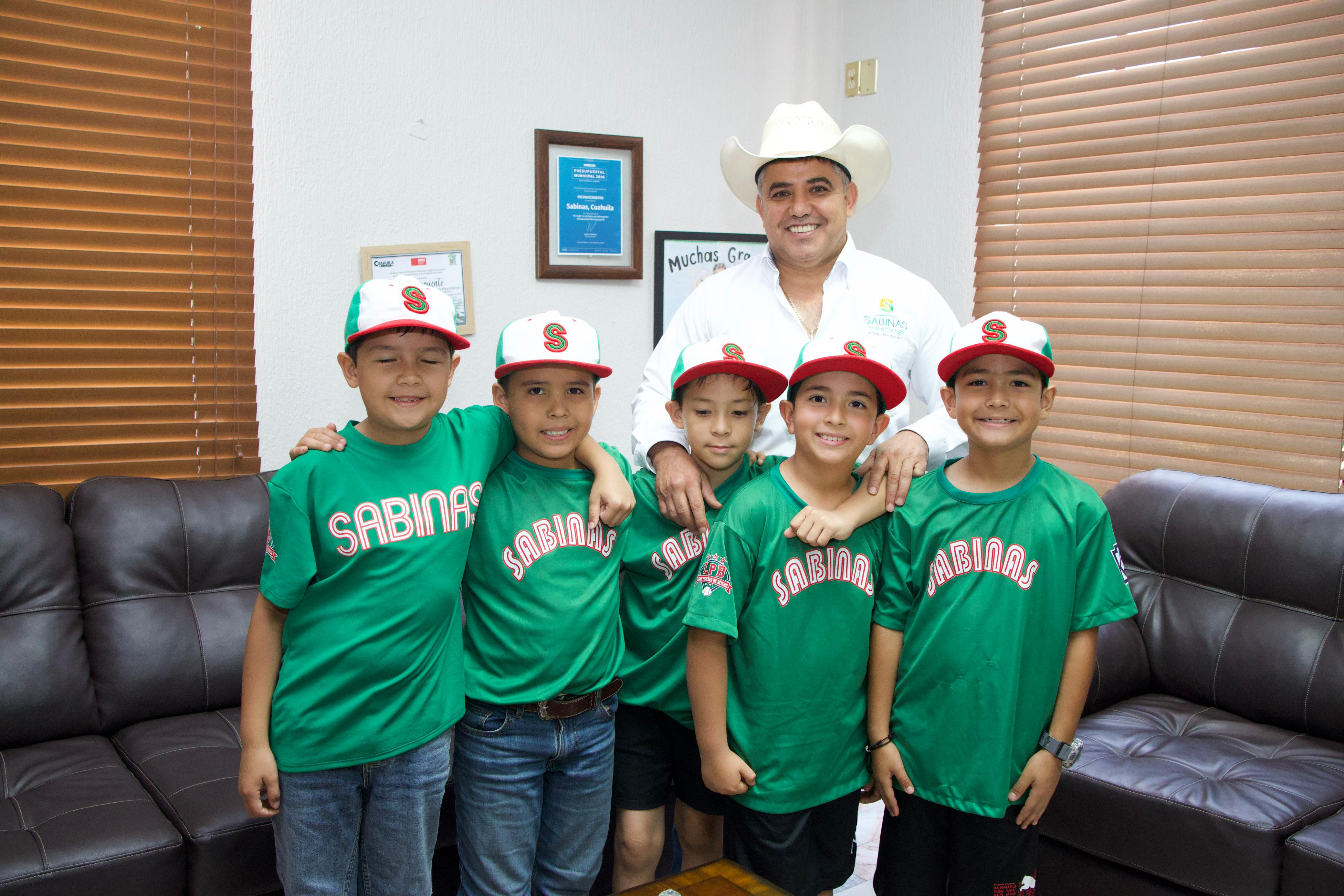 Gobierno de Sabinas apoya a selectivo infantil de béisbol.