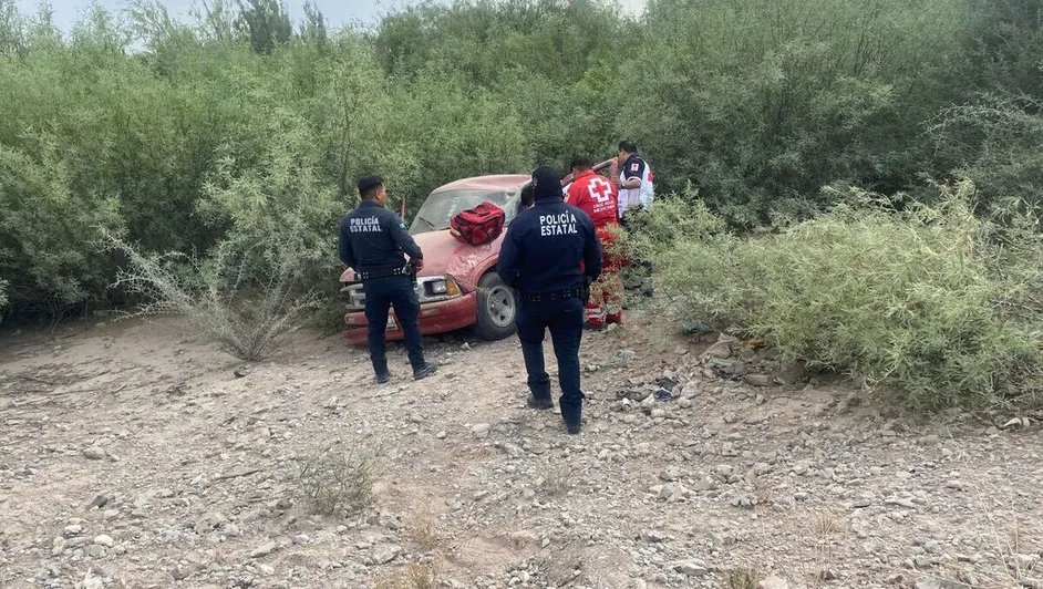 Fallece joven de 17 años al volcar su camioneta en carretera de San Pedro