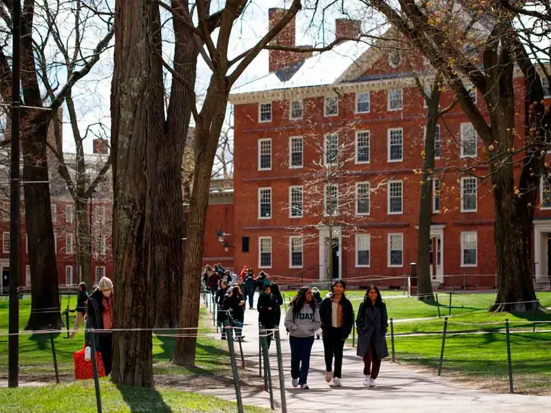 Trump acusa a Harvard de retrasar la entrega de información sobre estudiantes extranjeros