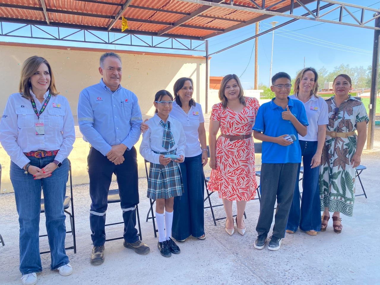 Ver mejor para soñar en grande”: Liliana Salinas y Adriana Valdéz entregan lentes en Laguna del Rey