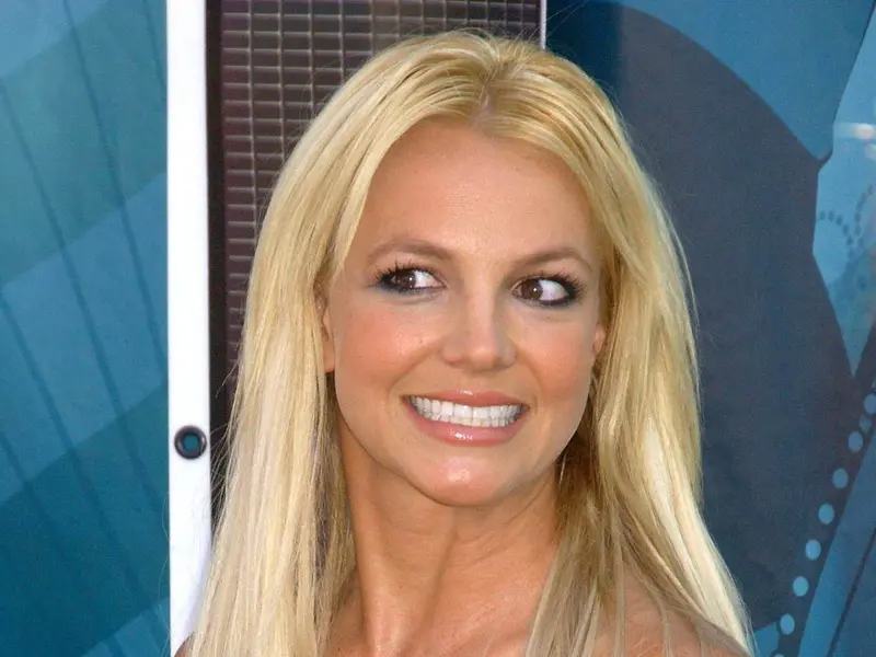 Britney Spears causa polémica por fumar en un vuelo de México a Los Ángeles; cantante se disculpa