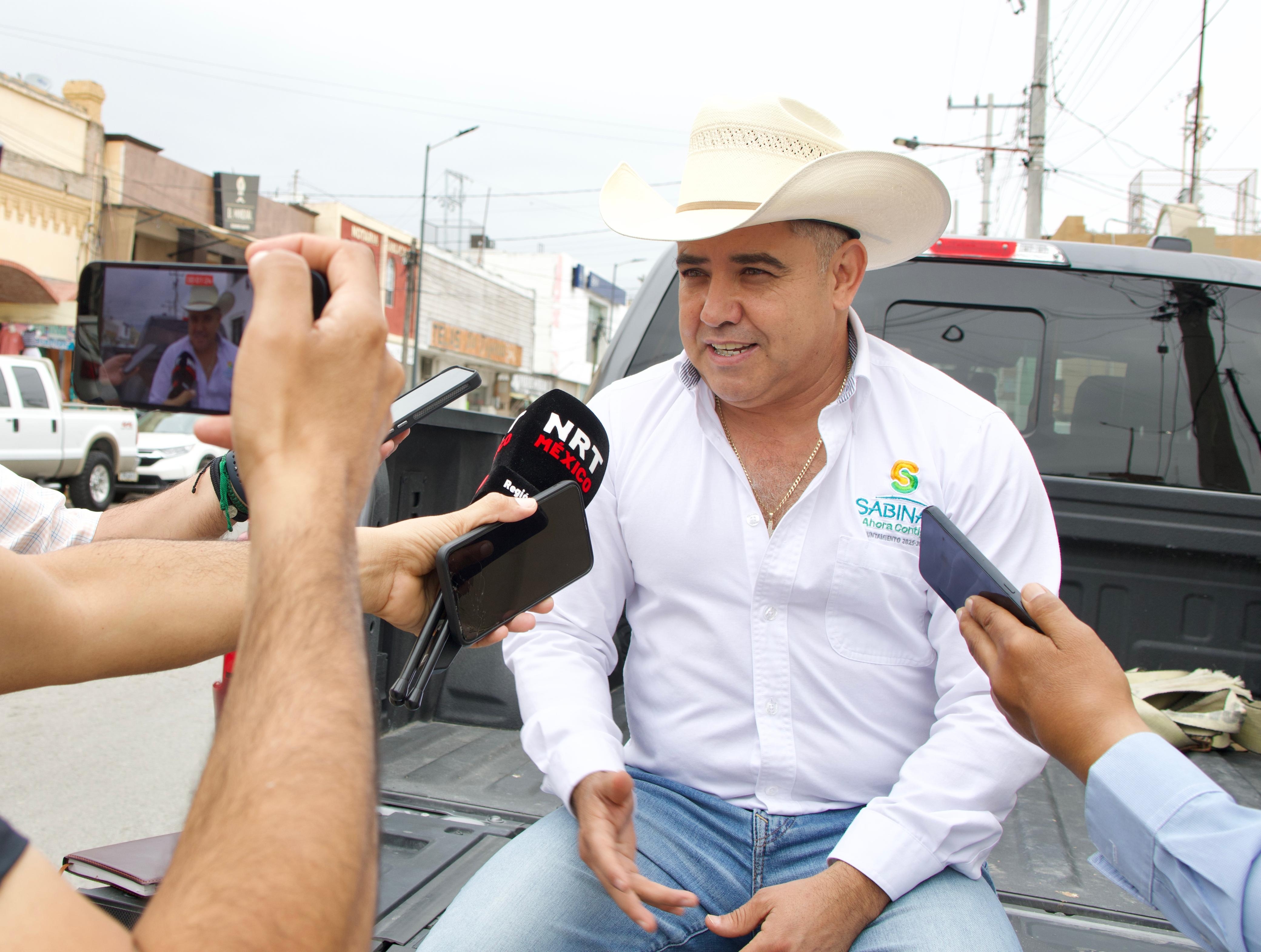 Improvisa «Chano» Díaz, audiencia pública afuera de presidencia