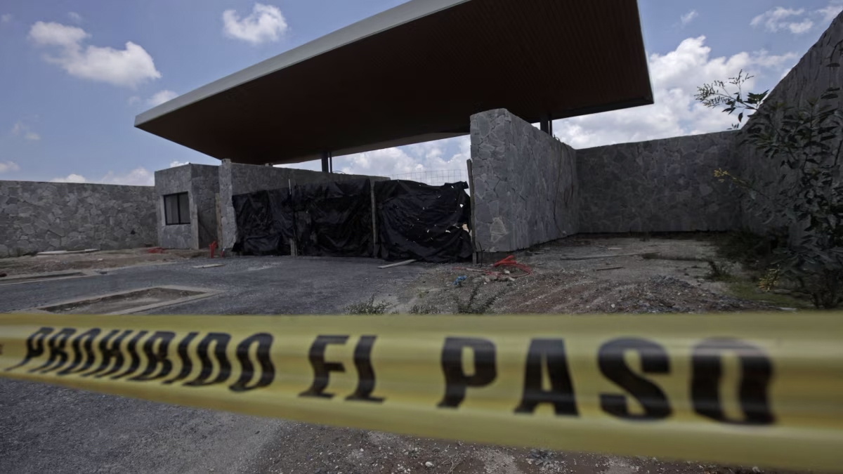 Hallan 34 cuerpos en fosa en Jalisco