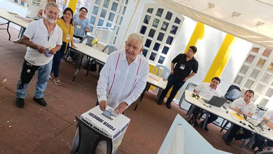 Reaparece AMLO para ejercer derecho ciudadano