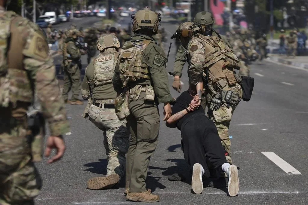 Van 330 migrantes arrestados en LA