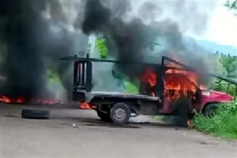 Arman narcobloqueos en Michoacán; matan a policía