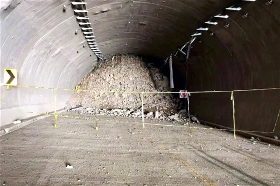 Bloquea derrumbe vía en Oaxaca tras huracán