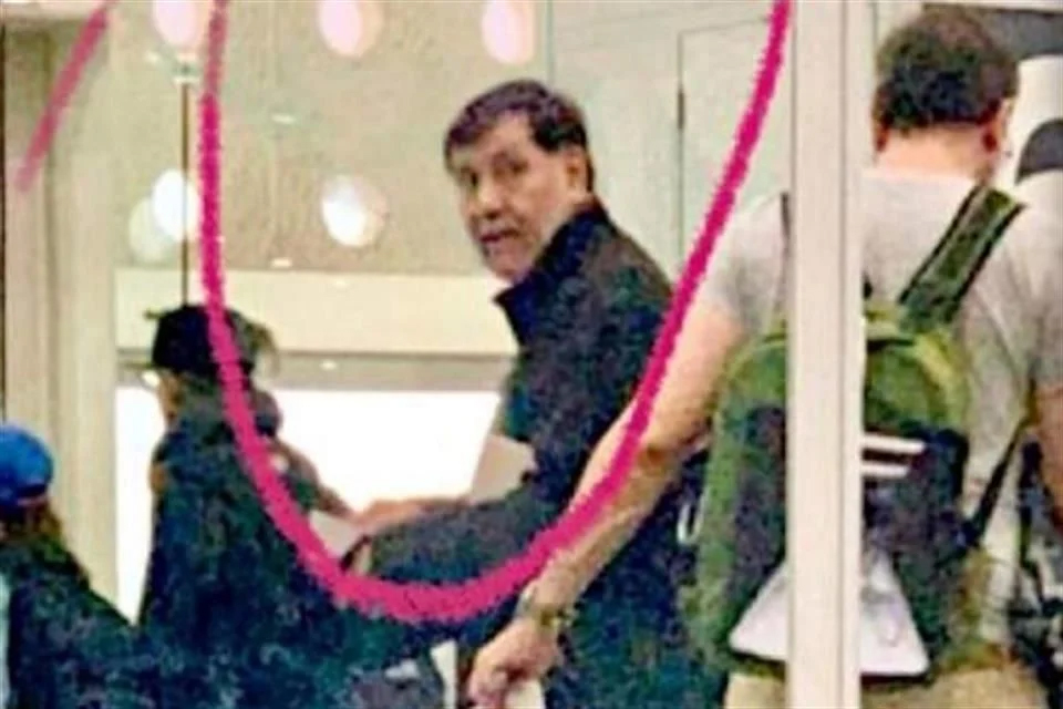 Viaja Fernández Noroña a Roma de vacaciones