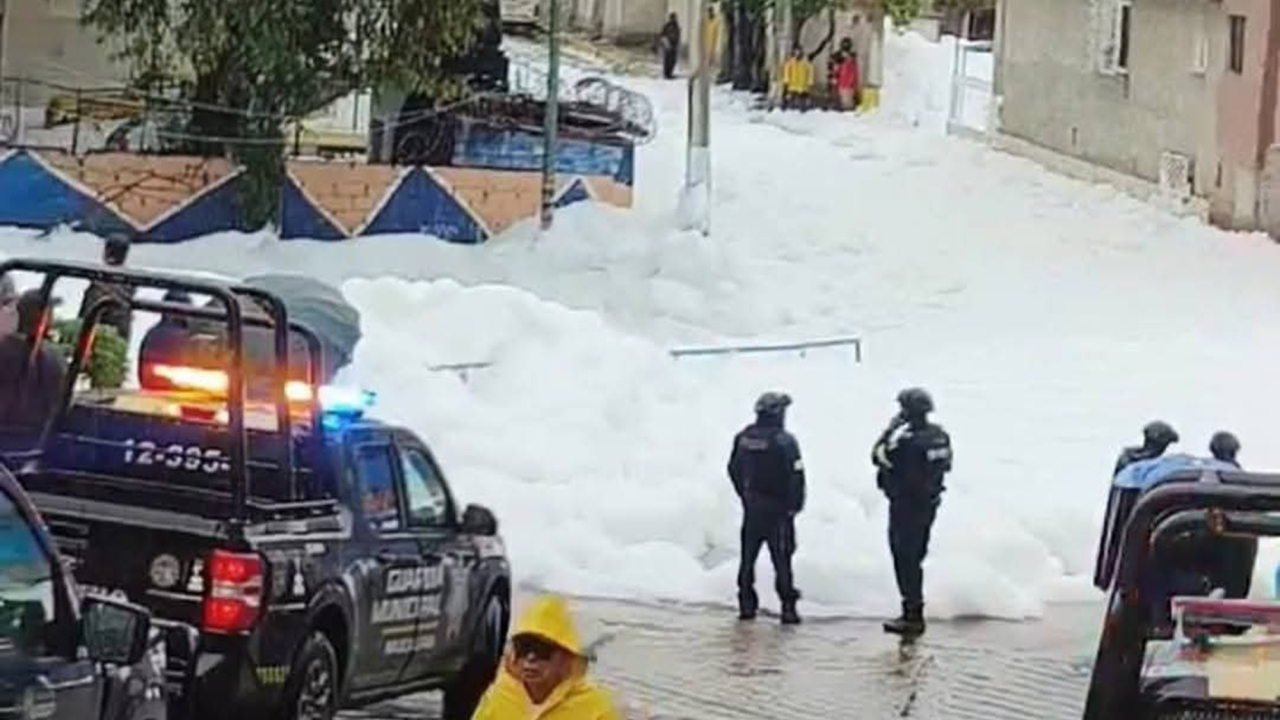 Se desborda presa Los Cuartos en Naucalpan