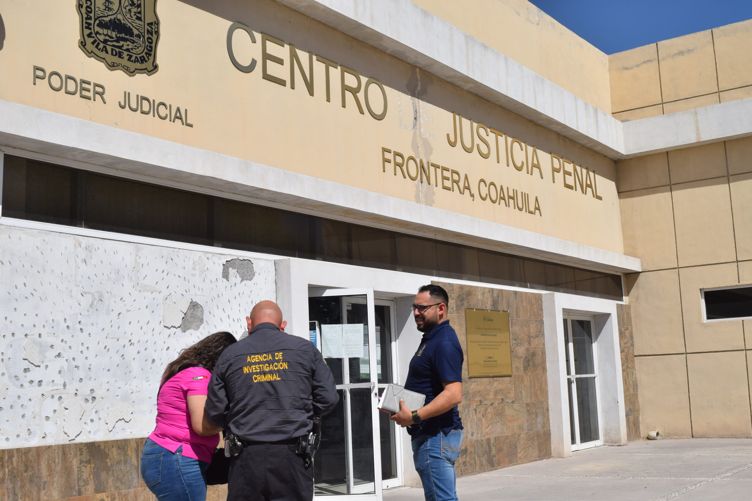 Le choca a ex marido 5 veces su vehículo