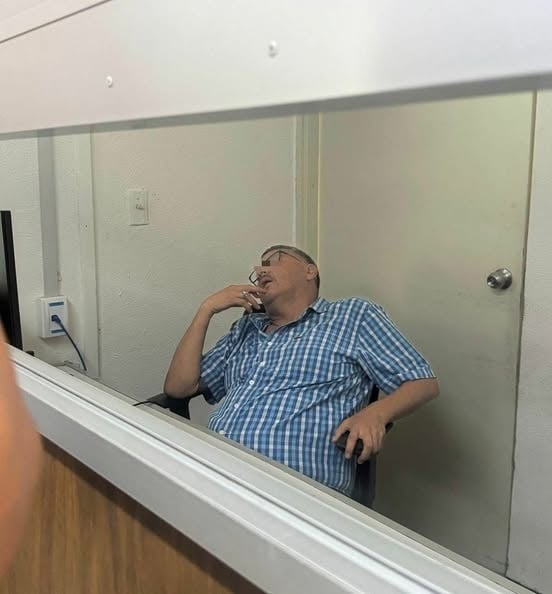 Sorprenden dormido a trabajador del IMSS