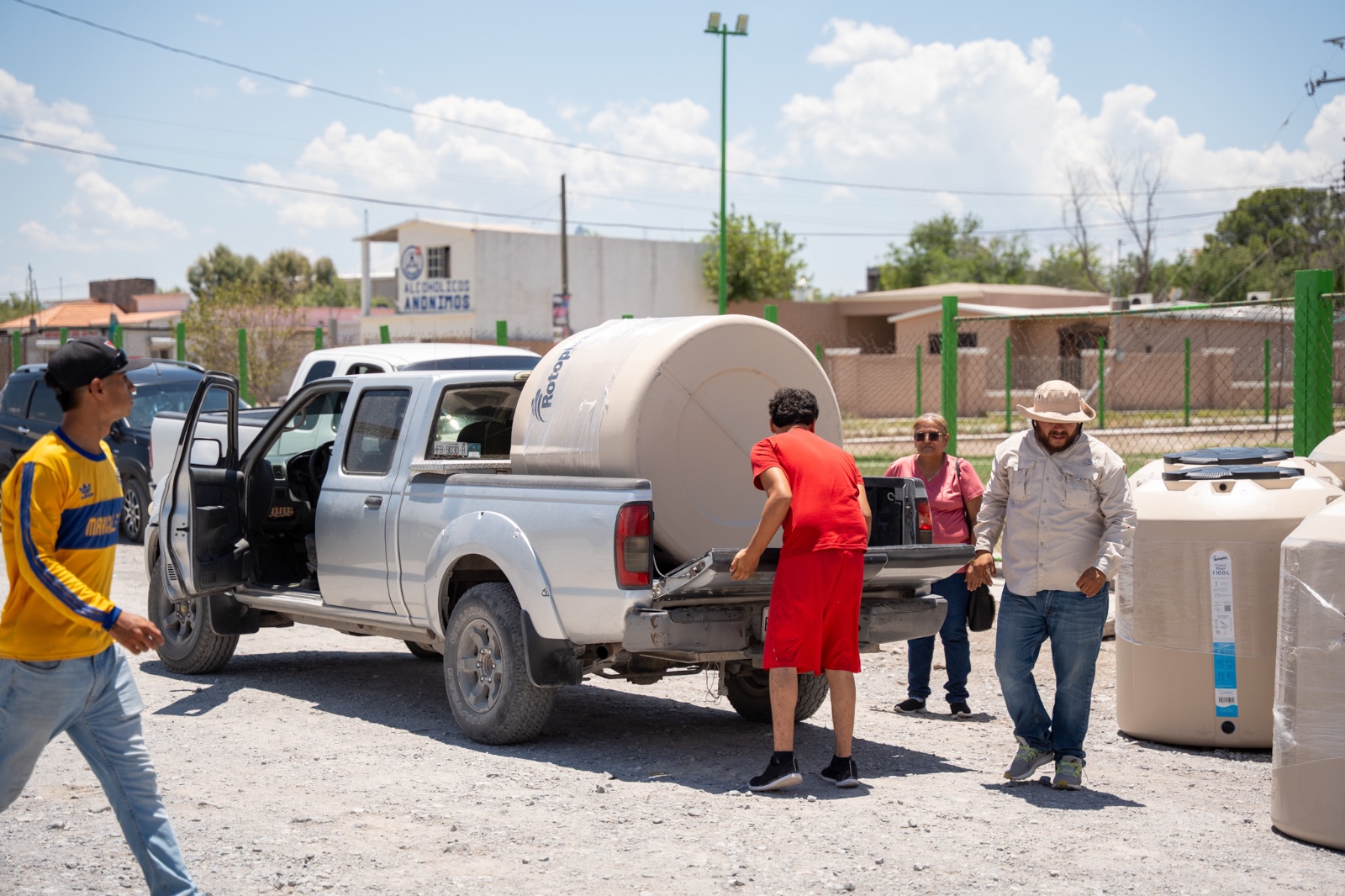 Entrega Yesica tinacos subsidiados a 44 familias