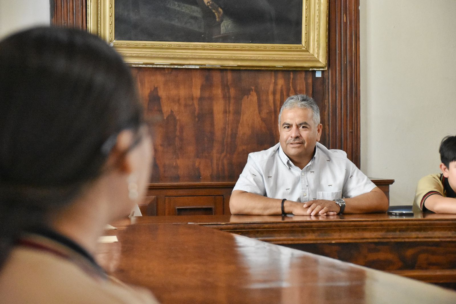 Convive Víctor con alumnos de primaria