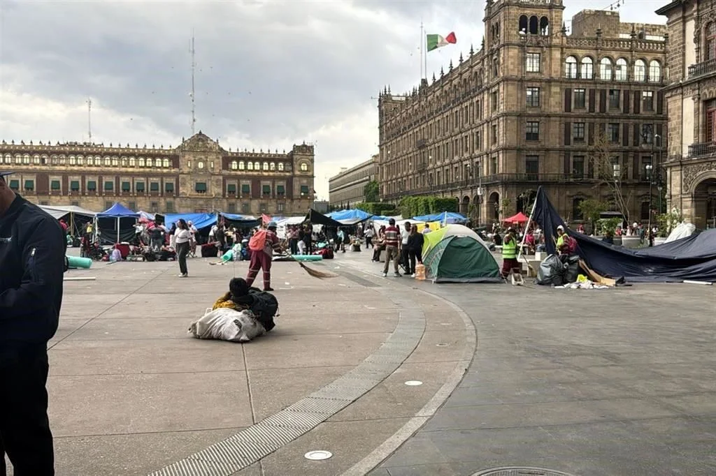 Comienza CNTE retiro del Zócalo