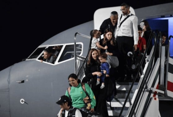 Evacua SRE a 183 mexicanos de Medio Oriente