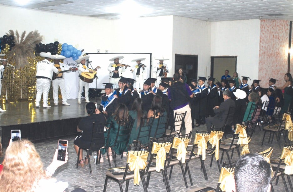De solemnidad a fiesta: graduación con mariachi