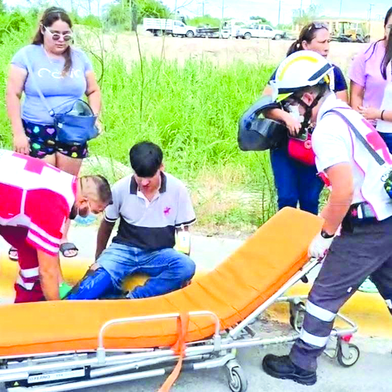 Se atraviesa camioneta a paso de motociclista