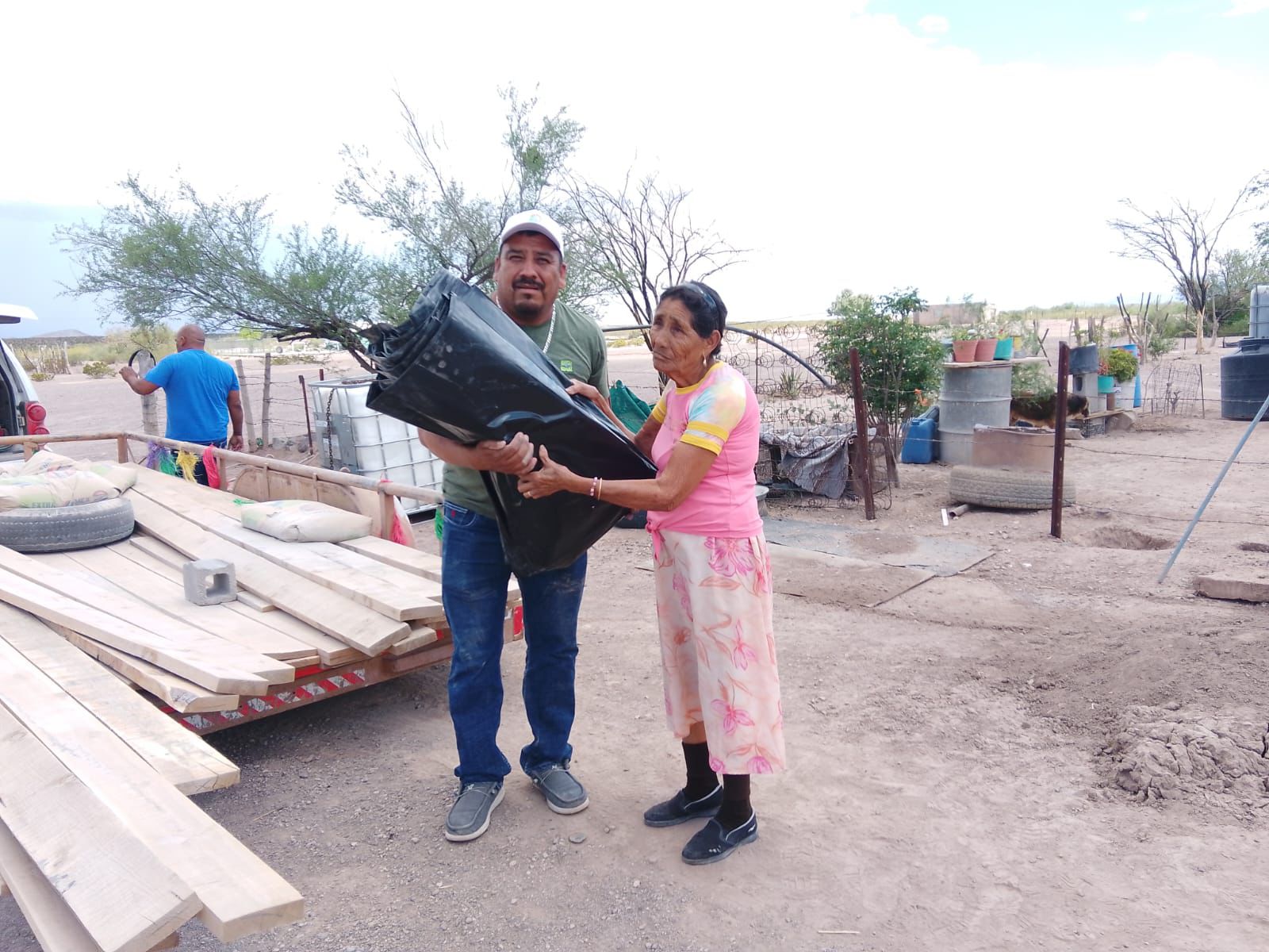 Alcaldesa brinda apoyo tras daños por lluvias