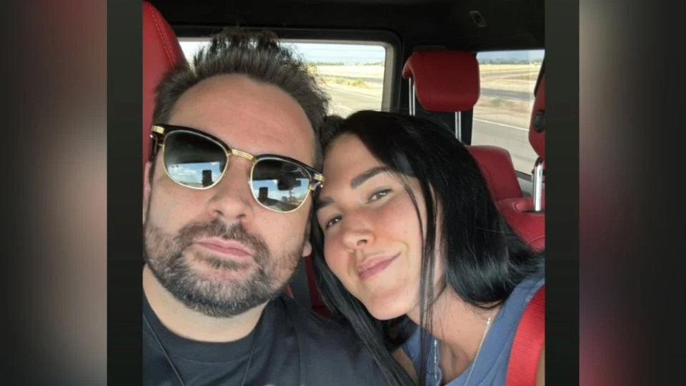 Junior morenista presume foto en auto de casi 5 mdp