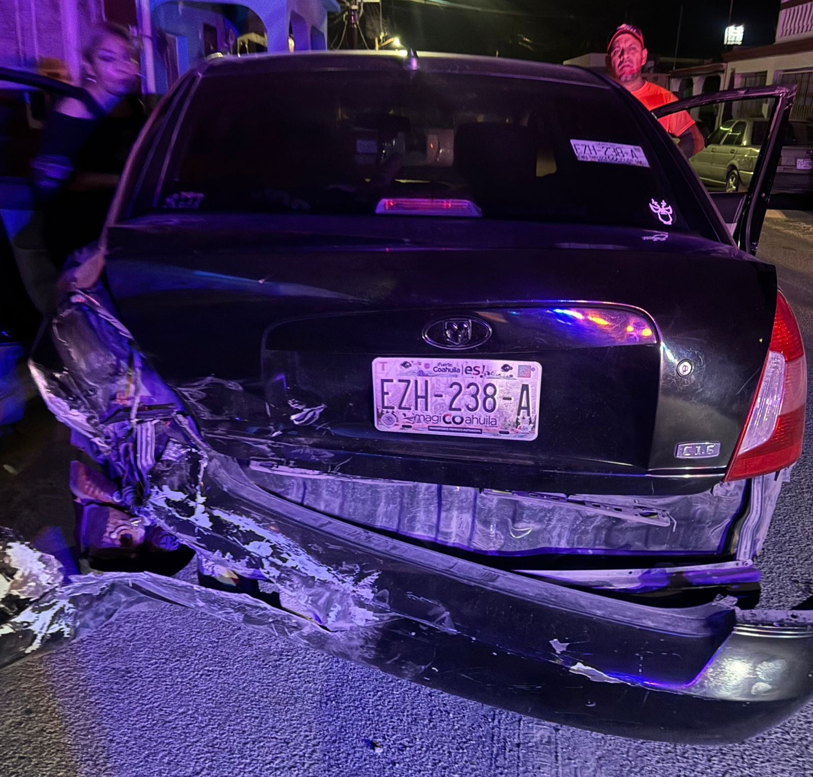 Embiste con su BMV auto en movimiento