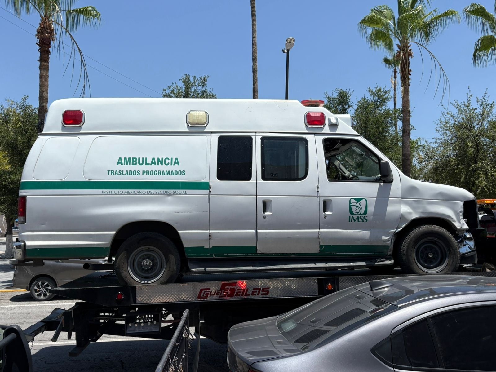 Protagoniza ambulancia del IMSS un aparatoso accidente