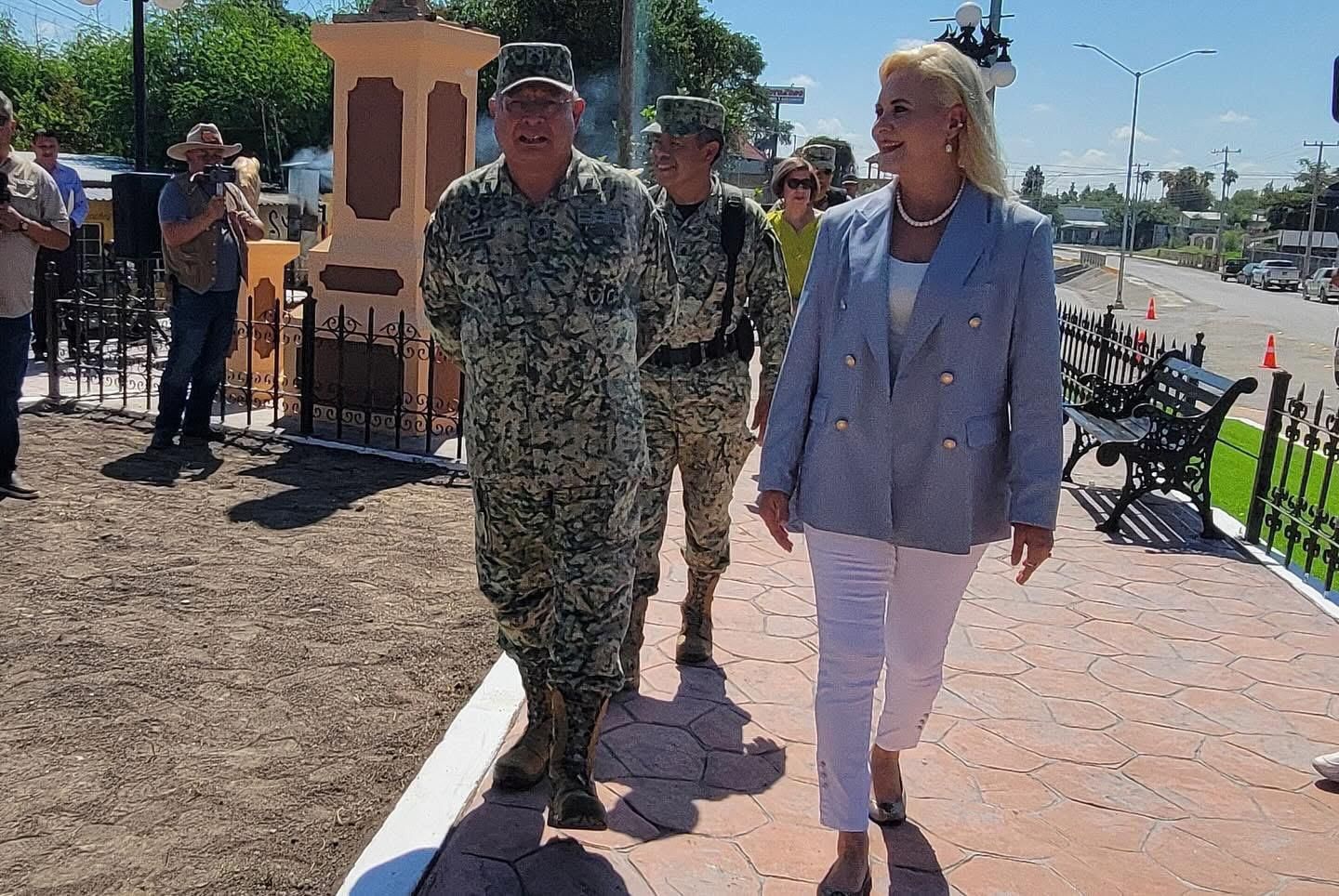Entrega alcaldesa de MM renovada Plaza del Ejército