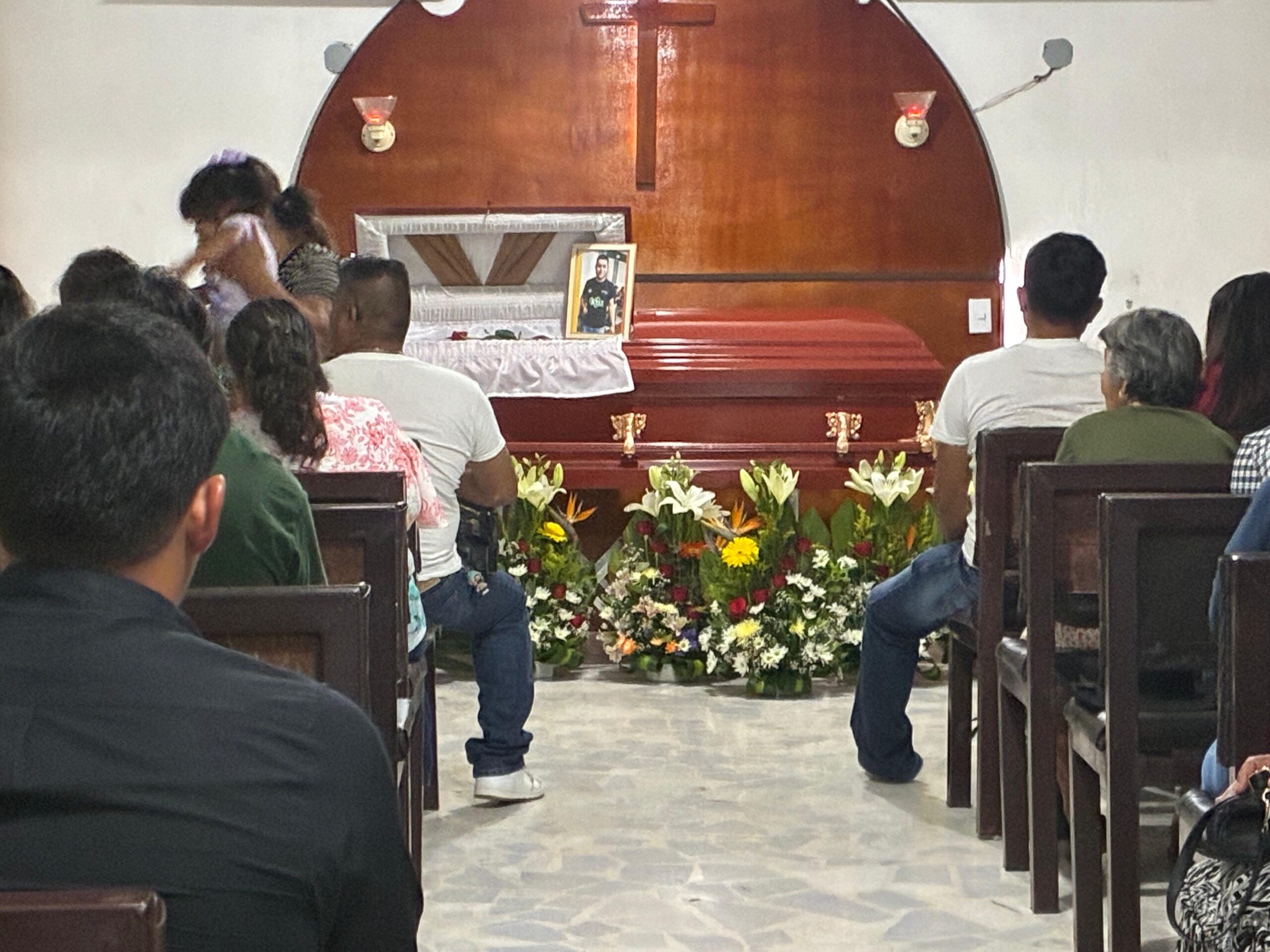 Velan a motociclista; familia clama justicia