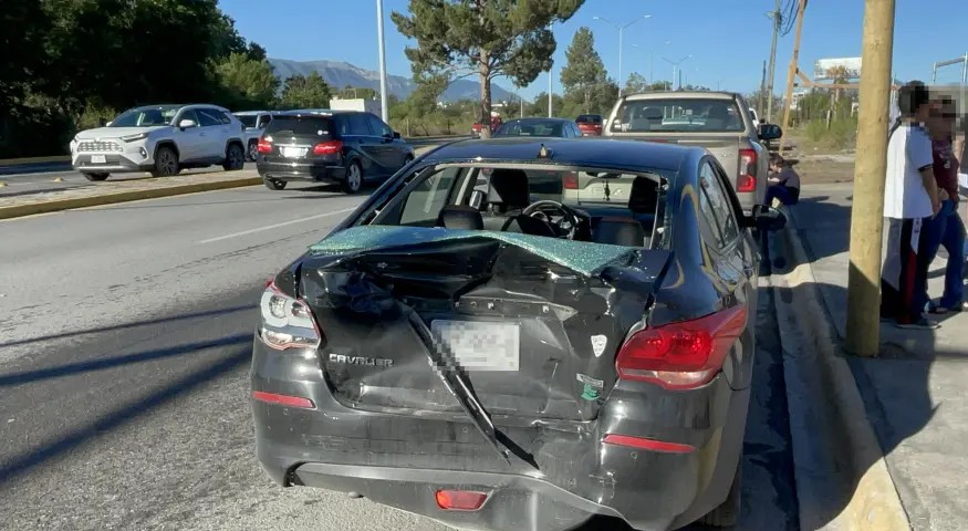 Se impacta camioneta y provoca carambola