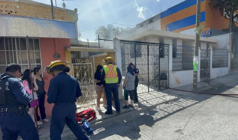 Arde vivienda con tres jóvenes dentro