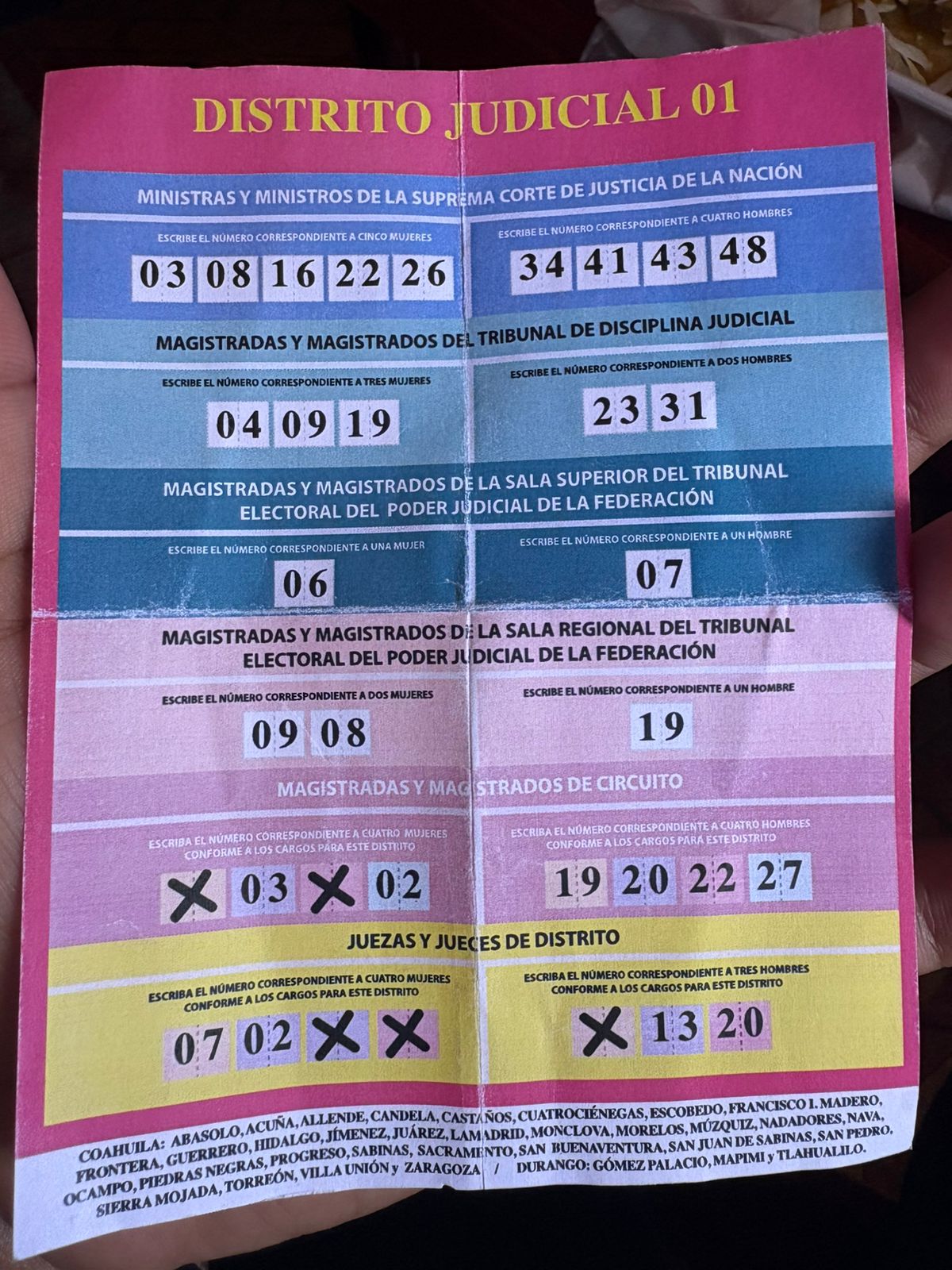 Al son del “acordeón” votantes en las casillas