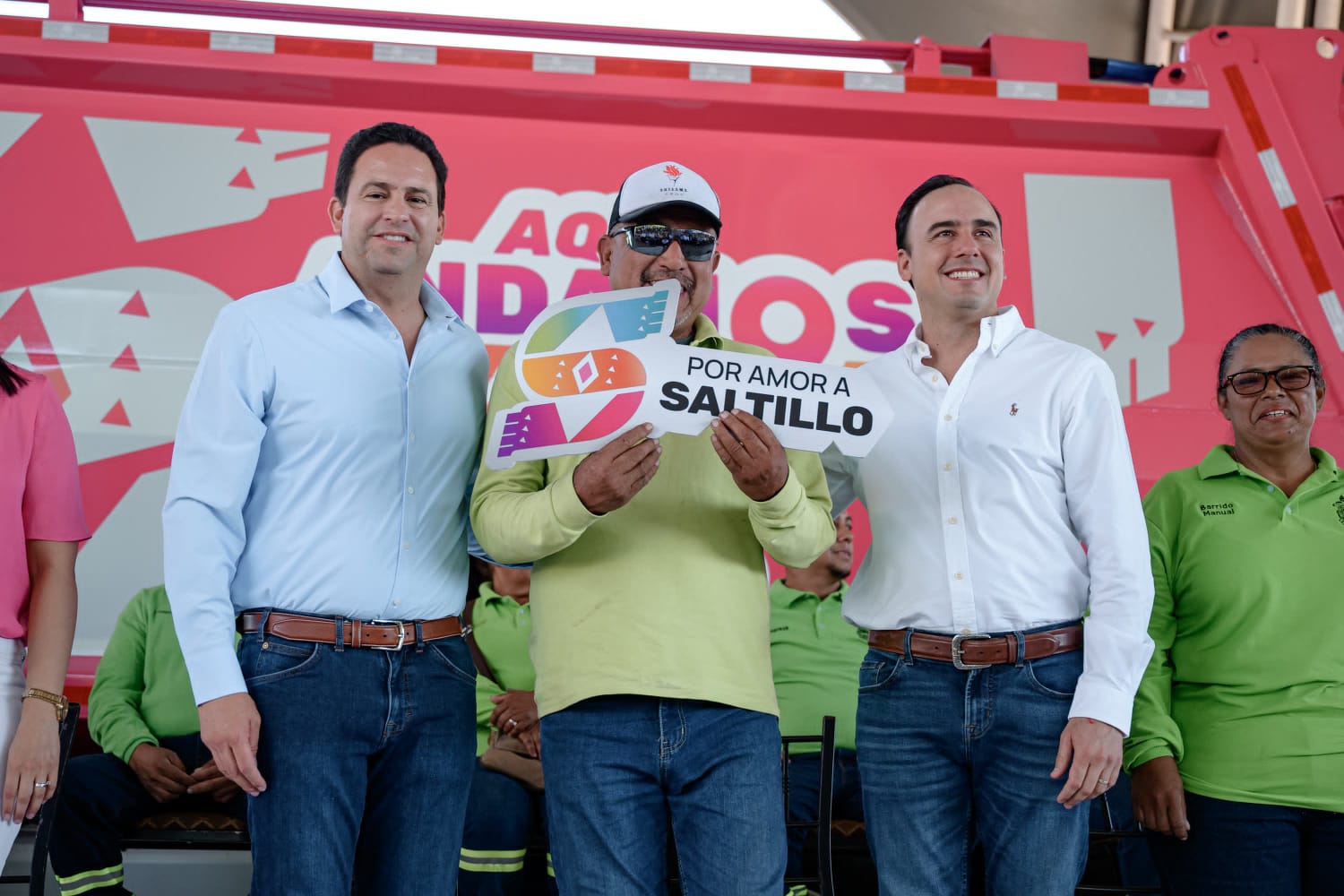 Entregan Manolo y Javier camiones recolectores y equipo de limpieza