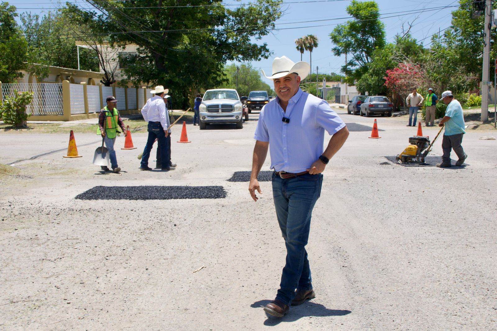 Continúa Chano Díaz con campaña intensiva de bacheo y limpieza en Sabinas.