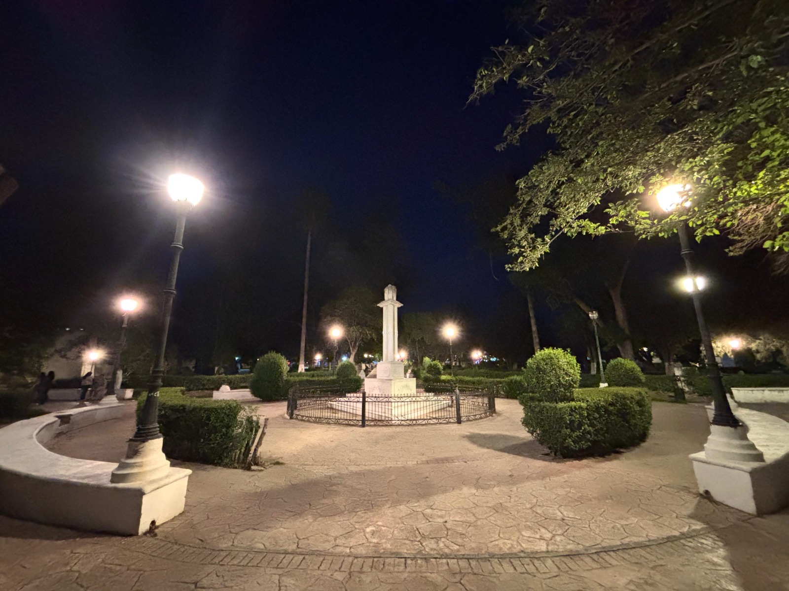 Dan mantenimiento a luminarias de la Alameda