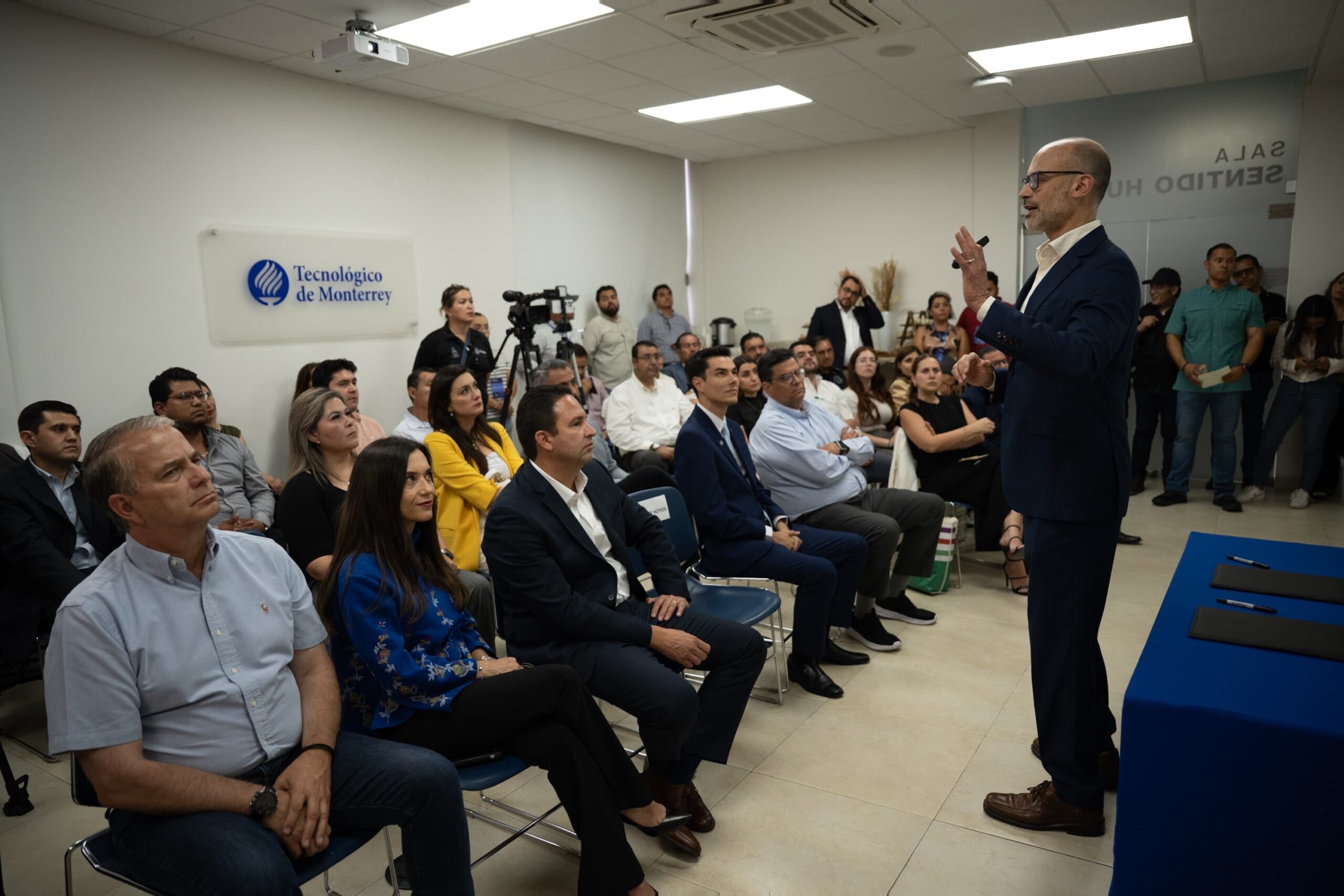 Fortalece Javier Díaz formación de funcionarios públicos