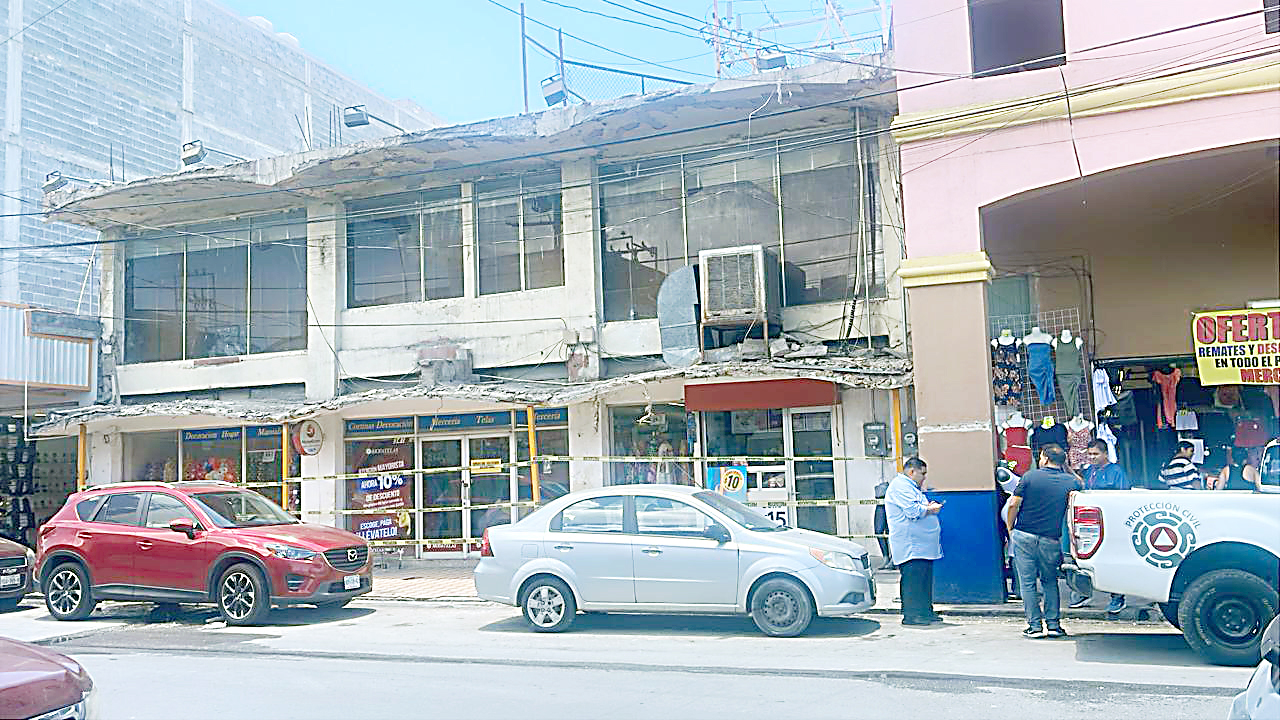 Acordona PC calle por riesgo de marquesina