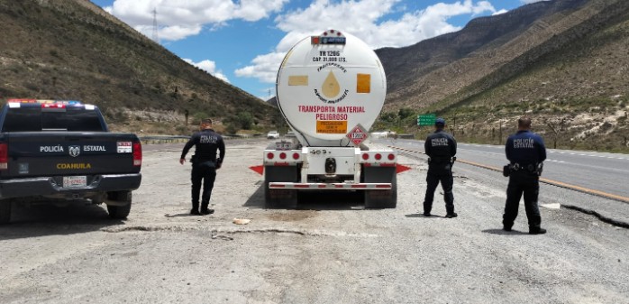 Aseguran tractocamión con diésel en la federal 57